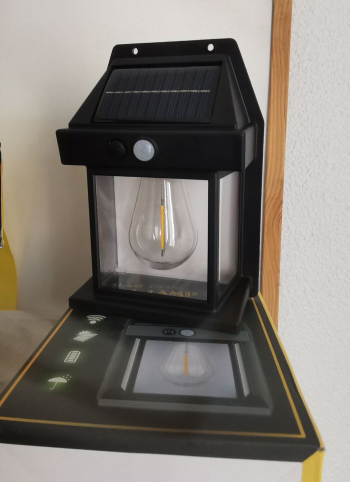 LAMPE SOLAIRE LED AVEC DÉTECTEUR DE MOUVEMENTS.